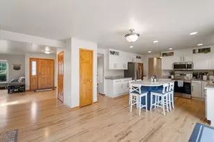 W273N2420 Arlington Ct, Pewaukee, WI 53072 - Photo 9