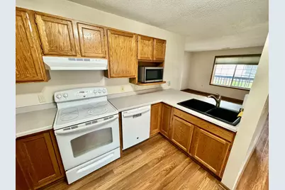 907  Fox Creek Dr #2, Watertown, WI 53098 - Photo 5