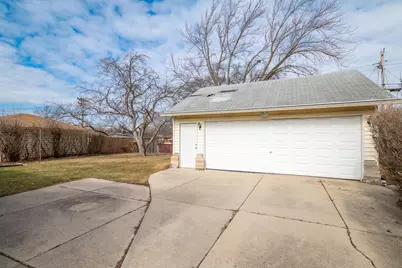 8112 W Daphne St, Milwaukee, WI 53223 - Photo 25