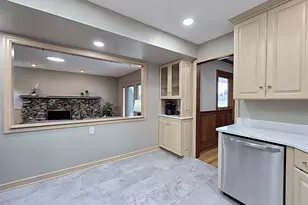 W147N8355 Manchester Dr, Menomonee Falls, WI 53051 - Photo 5