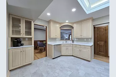 W147N8355  Manchester Dr, Menomonee Falls, WI 53051 - Photo 3