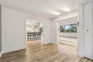 1919 N Summit Ave, Milwaukee, WI 53202 - Photo 17