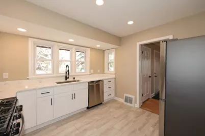 10907  Glenway Ct, Wauwatosa, WI 53222 - Photo 11