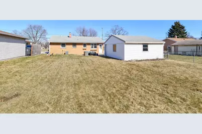 6421 W Allerton Ave, Greenfield, WI 53220 - Photo 5