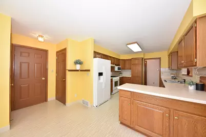 W52N139  Pioneer Ct, Cedarburg, WI 53012 - Photo 11