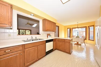 W52N139  Pioneer Ct, Cedarburg, WI 53012 - Photo 9