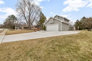 233 Sunny Hill Ln, Oconomowoc, WI 53066 - Photo 23