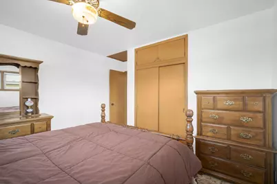 5333 S 28th St, Greenfield, WI 53221 - Photo 9