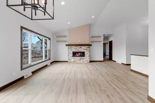 4631 Ridge Ct, Manitowoc, WI 54220 - Photo 7