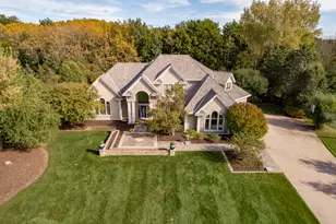 W305N2808 Foxwood Ct, Delafield, WI 53072 - Photo 3