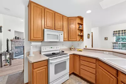 2832 E Somers Ct, Cudahy, WI 53110 - Photo 9