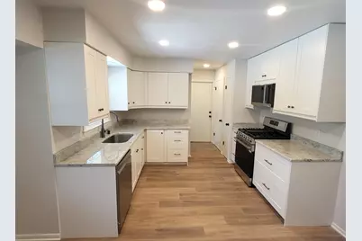 2465  Lionel Ct, Brookfield, WI 53045 - Photo 9