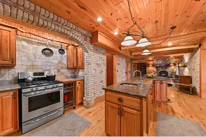 1819 W Holmes Ct, Milwaukee, WI 53221 - Photo 9