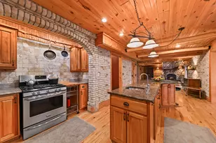 1819 W Holmes Ct, Milwaukee, WI 53221 - Photo 9