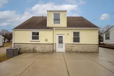 2645 S 91st St, West Allis, WI 53227 - Photo 5