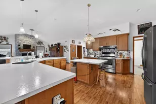 4812 S 39th St, Greenfield, WI 53221 - Photo 7