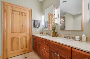 1313 N Franklin Pl, Milwaukee, WI 53202 - Photo 23