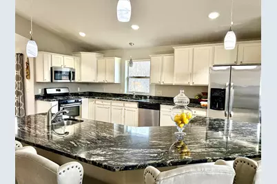 6183 S 40th St, Greenfield, WI 53221 - Photo 9