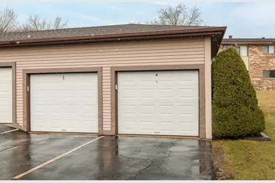 1343  Meadowcreek Dr #D, Pewaukee, WI 53072 - Photo 3