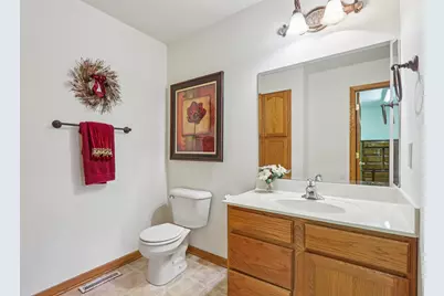 319  Endfield Cir, Waukesha, WI 53186 - Photo 17