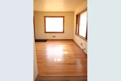 4961 S 92nd St, Greenfield, WI 53228 - Photo 3