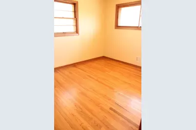 4961 S 92nd St, Greenfield, WI 53228 - Photo 7