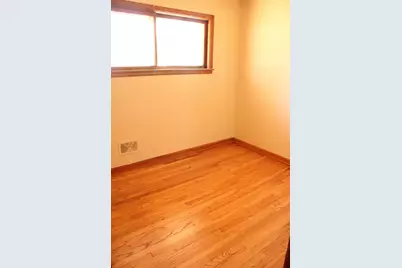 4961 S 92nd St, Greenfield, WI 53228 - Photo 9