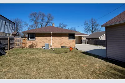 8825 W Morgan Ave, Milwaukee, WI 53228 - Photo 17