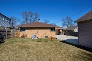 8825 W Morgan Ave, Milwaukee, WI 53228 - Photo 17