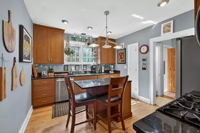 2203 N Bartlett Ave, Milwaukee, WI 53202 - Photo 7