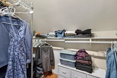 2203 N Bartlett Ave, Milwaukee, WI 53202 - Photo 19