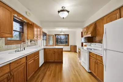 4916 S 82nd St, Greenfield, WI 53220 - Photo 9