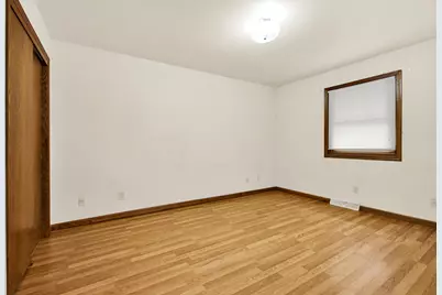4916 S 82nd St, Greenfield, WI 53220 - Photo 13