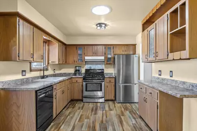 818  Elm St, Hartford, WI 53027 - Photo 3