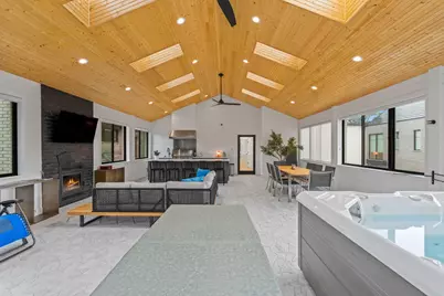 2409 N Terrace Ave, Milwaukee, WI 53202 - Photo 21