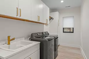 2409 N Terrace Ave, Milwaukee, WI 53202 - Photo 29