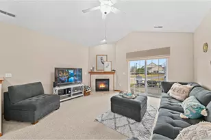 1084 Quinlan Dr, Pewaukee, WI 53072 - Photo 5