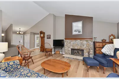 312  Manchester Dr, Waukesha, WI 53188 - Photo 5