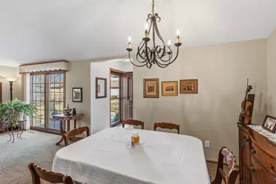 8827 W Knoll Ct, Franklin, WI 53132 - Photo 9