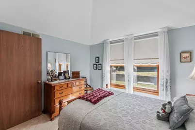 8827 W Knoll Ct, Franklin, WI 53132 - Photo 17