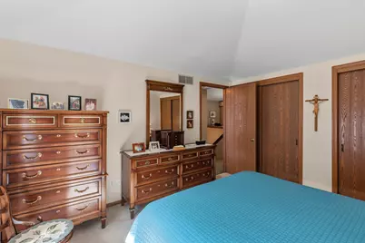 8827 W Knoll Ct, Franklin, WI 53132 - Photo 15