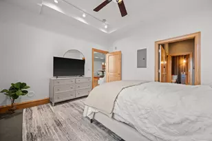 1313 N Franklin Pl, Milwaukee, WI 53202 - Photo 11