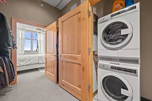 1313 N Franklin Pl, Milwaukee, WI 53202 - Photo 13