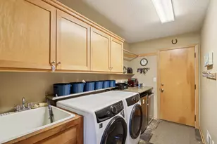 6801 Lorraine Cir, Racine, WI 53185 - Photo 27