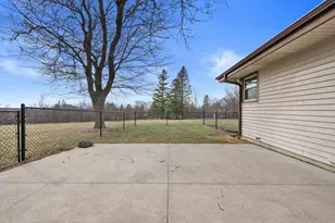 5826 Sugarbush Ln, Greendale, WI 53129 - Photo 27