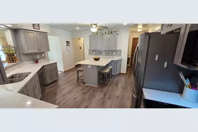 7965 S Wynbrook Ct, Oak Creek, WI 53154 - Photo 9