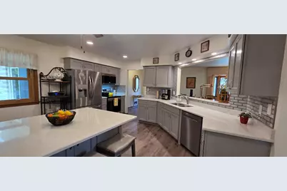 7965 S Wynbrook Ct, Oak Creek, WI 53154 - Photo 5