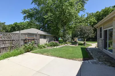 4230 S Packard Ave, Saint Francis, WI 53235 - Photo 9