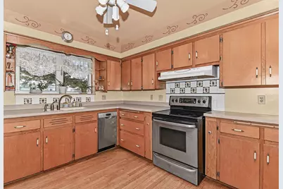 4230 S Packard Ave, Saint Francis, WI 53235 - Photo 19