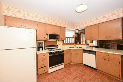 5316  Robin Dr, Greendale, WI 53129 - Photo 11